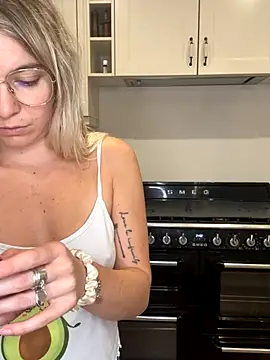 Snapshot of carlaaa chatting on 09-24-25, 08:01 carlaaa online show from 09-24-25, 08:01