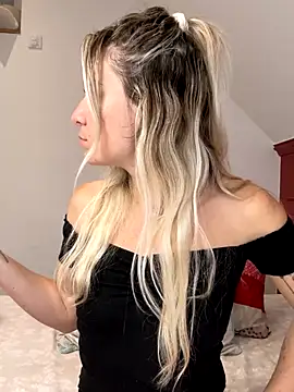 Snapshot of carlaaa chatting on 10-12-25, 08:24 carlaaa online show from 10-12-25, 08:24