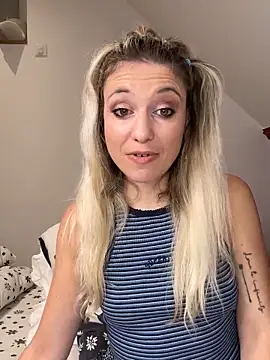 Snapshot of carlaaa chatting on 10-15-25, 07:58 carlaaa online show from 10-15-25, 07:58