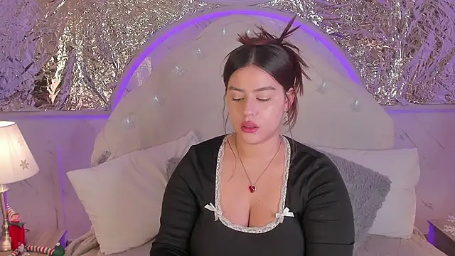 Snapshot of Miamontoya chatting on 12-19-25, 01:40 Miamontoya online show from 12-19-25, 01:40