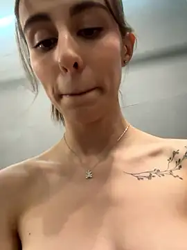 Snapshot of HellPeach chatting on 12-06-24, 09:13 HellPeach online show from 12-06-24, 09:13