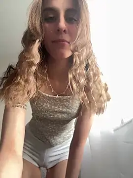 Snapshot of HellPeach chatting on 03-16-25, 01:27 HellPeach online show from 03-16-25, 01:27