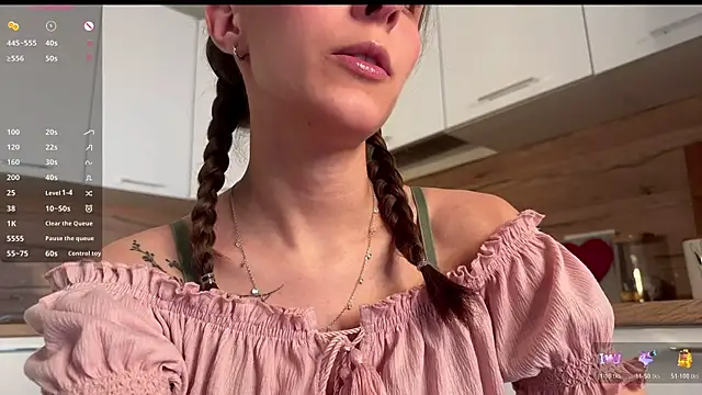 Snapshot of HellPeach chatting on 12-01-25, 01:05 HellPeach online show from 12-01-25, 01:05