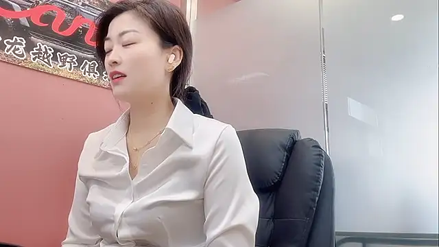 Snapshot of QianF-666 chatting on 11-04-25, 02:21 QianF-666 online show from 11-04-25, 02:21