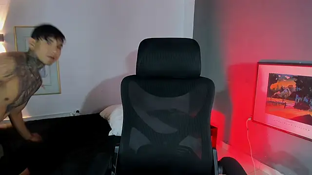 Travistanner 28 online show from 11-26-25, 02:12