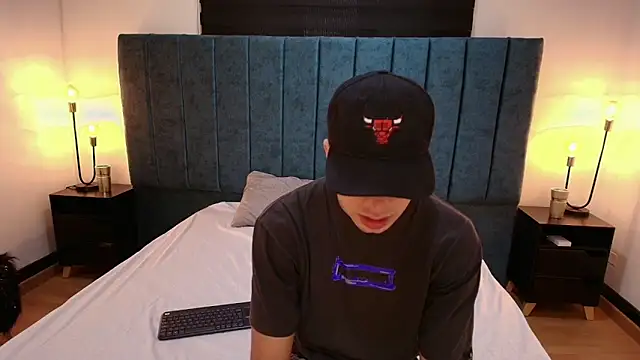 Amadeo Wild online show from 12-29-24, 04:40