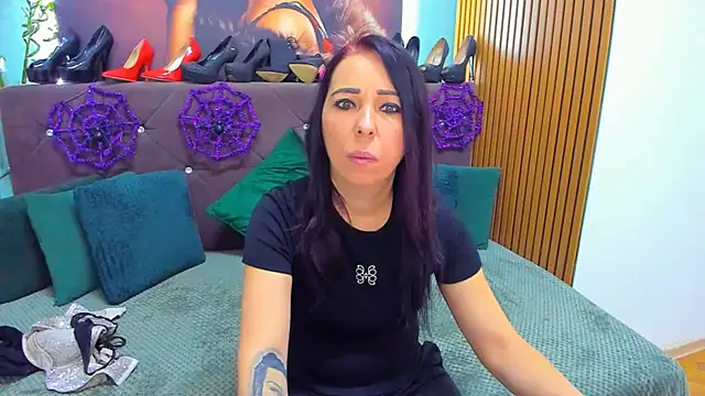 LauraSin online show from 10-31-25, 04:35