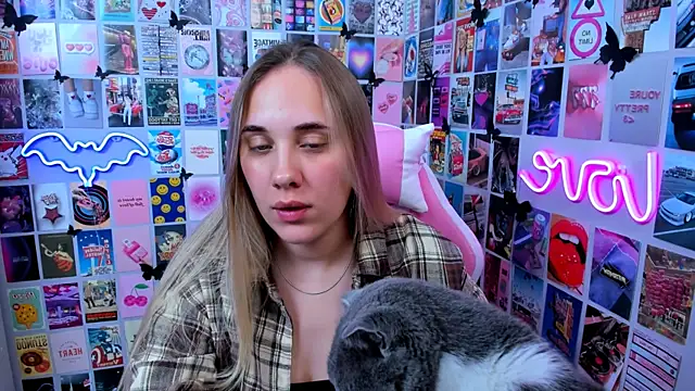 MiaMilas online show from 10-13-25, 03:56