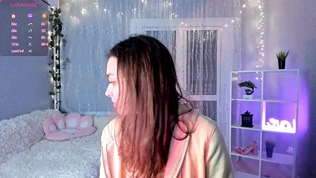 Snapshot of AraCopple chatting on 12-19-24, 11:14 AraCopple online show from 12-19-24, 11:14