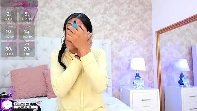 Eliza Thaylor   online show from 01-08-25, 12:26