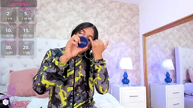 Eliza Thaylor   online show from 01-10-25, 02:02