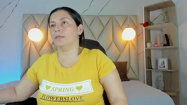 Snapshot of angelswets chatting on 02-10-26, 02:21 angelswets online show from 02-10-26, 02:21