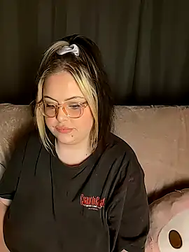 Snapshot of ChubbyBubs chatting on 10-27-25, 04:44 ChubbyBubs online show from 10-27-25, 04:44