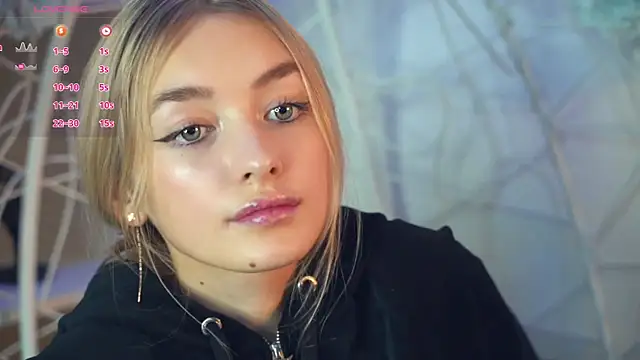 Snapshot of FlairCunard chatting on 12-11-24, 12:02 FlairCunard online show from 12-11-24, 12:02