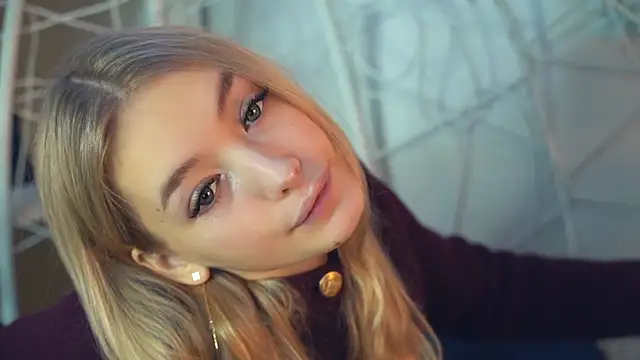 Snapshot of FlairCunard chatting on 12-18-24, 02:49 FlairCunard online show from 12-18-24, 02:49