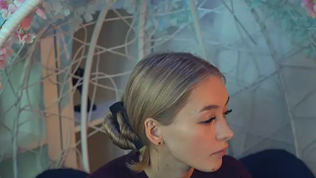 Snapshot of FlairCunard chatting on 12-18-24, 05:52 FlairCunard online show from 12-18-24, 05:52