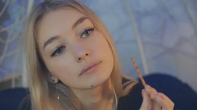 Snapshot of FlairCunard chatting on 12-23-24, 04:17 FlairCunard online show from 12-23-24, 04:17