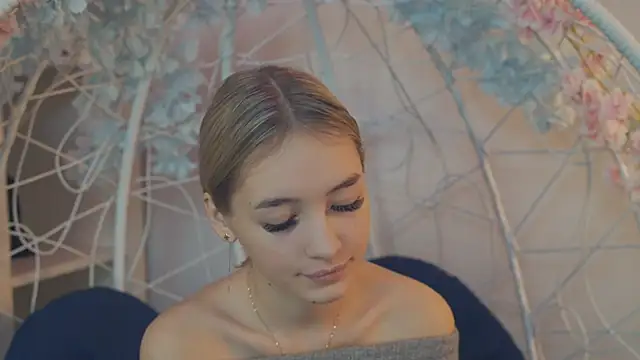 Snapshot of FlairCunard chatting on 12-25-24, 03:49 FlairCunard online show from 12-25-24, 03:49