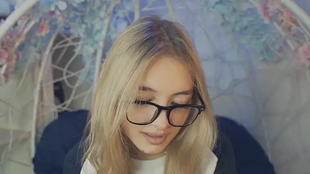 Snapshot of FlairCunard chatting on 01-01-25, 05:44 FlairCunard online show from 01-01-25, 05:44