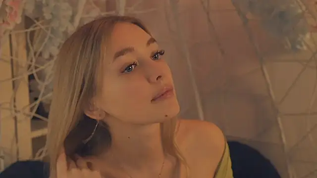 Snapshot of FlairCunard chatting on 01-07-25, 08:52 FlairCunard online show from 01-07-25, 08:52