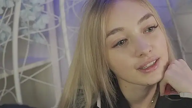 Snapshot of FlairCunard chatting on 01-11-25, 08:43 FlairCunard online show from 01-11-25, 08:43