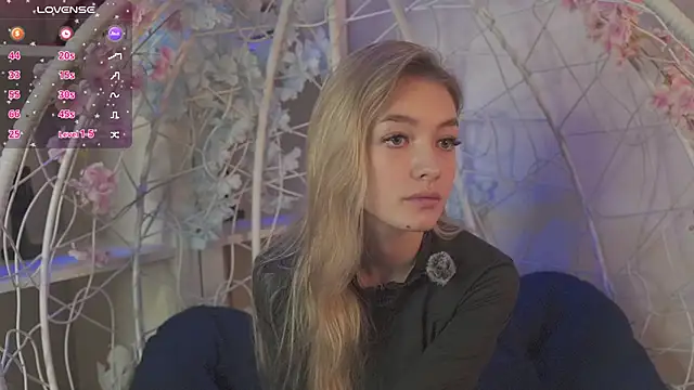 Snapshot of FlairCunard chatting on 02-11-25, 06:33 FlairCunard online show from 02-11-25, 06:33