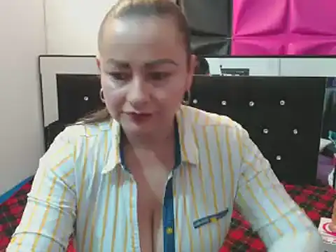 Snapshot of ScarletGlow1 chatting on 01-20-25, 03:18 ScarletGlow1 online show from 01-20-25, 03:18