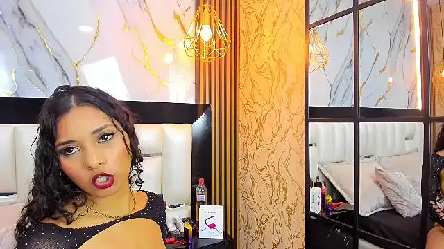 Snapshot of SofiaLaurents chatting on 01-09-25, 08:01 SofiaLaurents online show from 01-09-25, 08:01