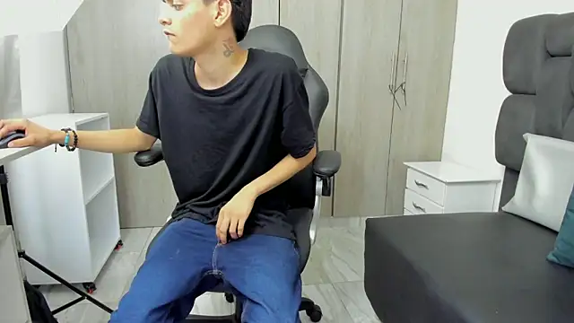 Snapshot of Yef_Thin chatting on 12-28-24, 02:33 Yef Thin online show from 12-28-24, 02:33