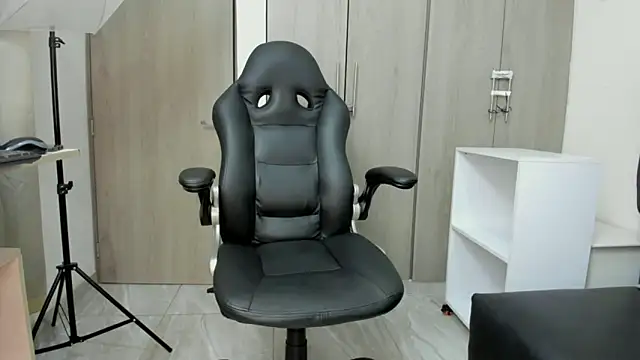 Snapshot of Yef_Thin chatting on 01-20-25, 06:31 Yef Thin online show from 01-20-25, 06:31