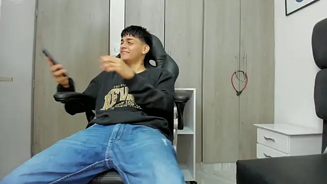 Snapshot of Yef_Thin chatting on 02-03-25, 04:04 Yef Thin online show from 02-03-25, 04:04