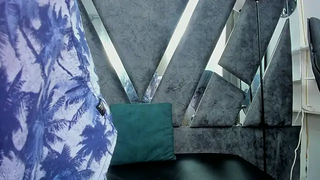 Snapshot of Yef_Thin chatting on 09-17-25, 04:47 Yef Thin online show from 09-17-25, 04:47