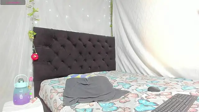 emi henao online show from 02-12-25, 01:37