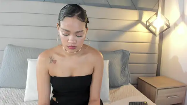 Snapshot of Alahia_Baiter chatting on 03-12-25, 12:04 Alahia Baiter online show from 03-12-25, 12:04