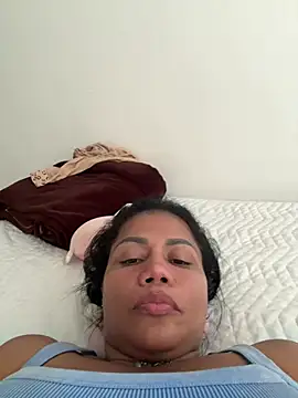 Snapshot of KarenGuzman_ chatting on 03-12-25, 09:35 KarenGuzman online show from 03-12-25, 09:35