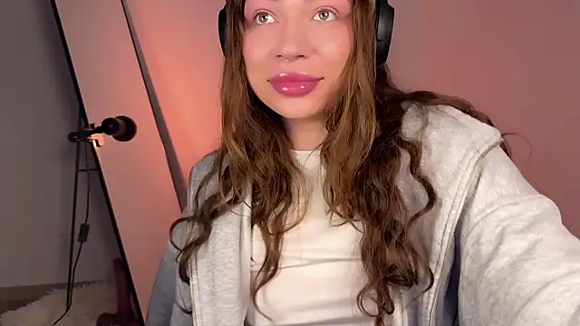 Snapshot of PaulaPratt chatting on 03-19-25, 07:07 PaulaPratt online show from 03-19-25, 07:07