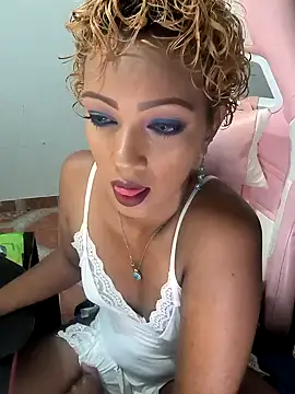 Snapshot of Amaliu_ chatting on 10-18-25, 01:56 Amaliu online show from 10-18-25, 01:56