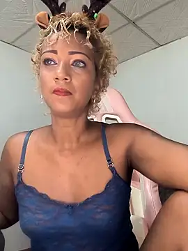 Snapshot of Amaliu_ chatting on 12-14-25, 03:28 Amaliu online show from 12-14-25, 03:28