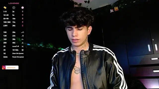 Snapshot of LyleBennett_ chatting on 12-19-24, 02:57 LyleBennett  online show from 12-19-24, 02:57