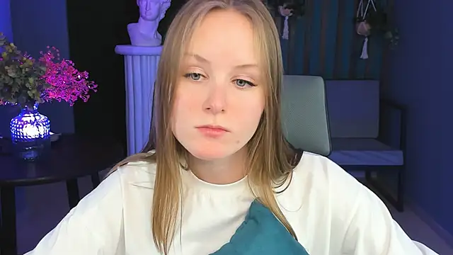 Snapshot of VivienLeeigh chatting on 12-18-24, 04:17 VivienLeeigh online show from 12-18-24, 04:17