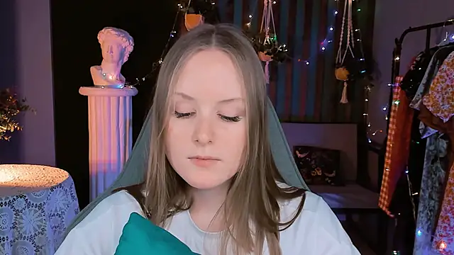 Snapshot of VivienLeeigh chatting on 12-28-24, 04:09 VivienLeeigh online show from 12-28-24, 04:09