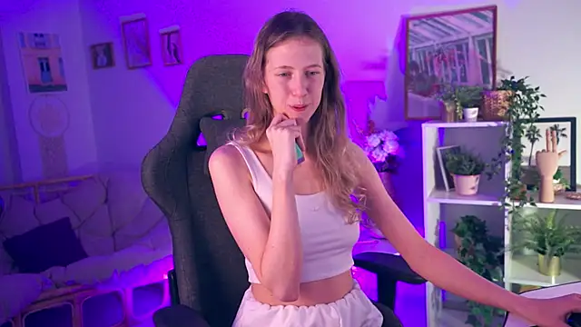 Sharon Evansi online show from 12-18-24, 03:33