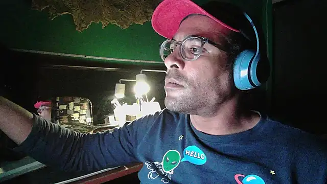 Snapshot of _______the chatting on 02-24-26, 02:31 the online show from 02-24-26, 02:31