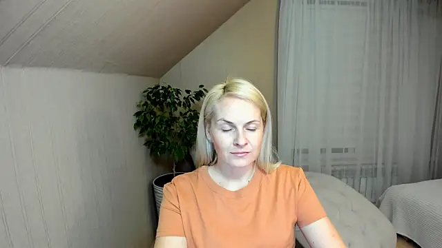 Snapshot of Alicee_Gracee chatting on 01-10-25, 04:20 Alicee Gracee online show from 01-10-25, 04:20