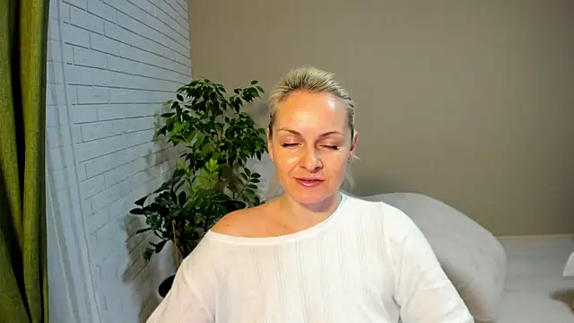 Snapshot of Alicee_Gracee chatting on 02-02-25, 06:42 Alicee Gracee online show from 02-02-25, 06:42