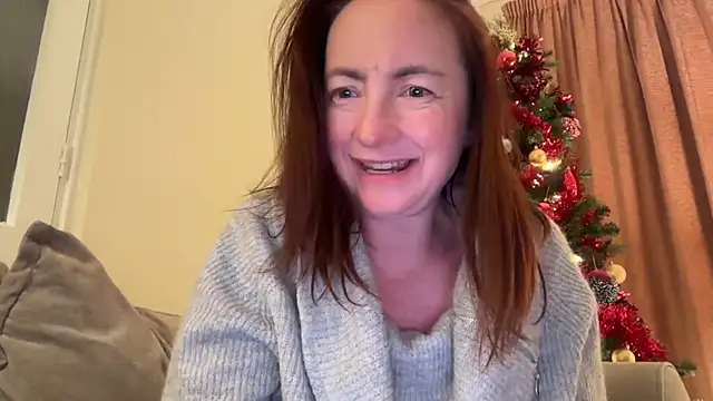 Snapshot of LouiseTswing chatting on 12-19-24, 06:56 LouiseTswing online show from 12-19-24, 06:56