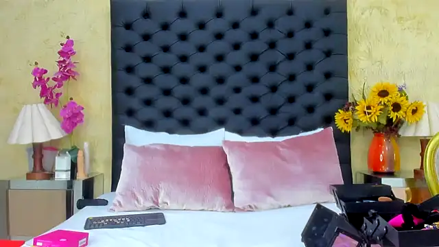 NahomiWhitel online show from 10-09-25, 03:21