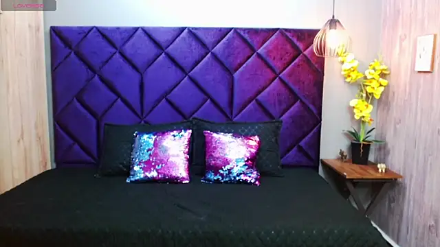 Snapshot of Jenna_London chatting on 12-11-24, 02:30 Jenna London online show from 12-11-24, 02:30