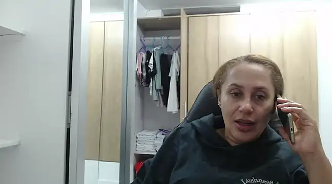 RoxanaLove9 online show from 01-03-25, 04:33