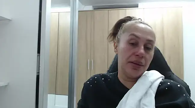 RoxanaLove9 online show from 01-04-25, 12:16